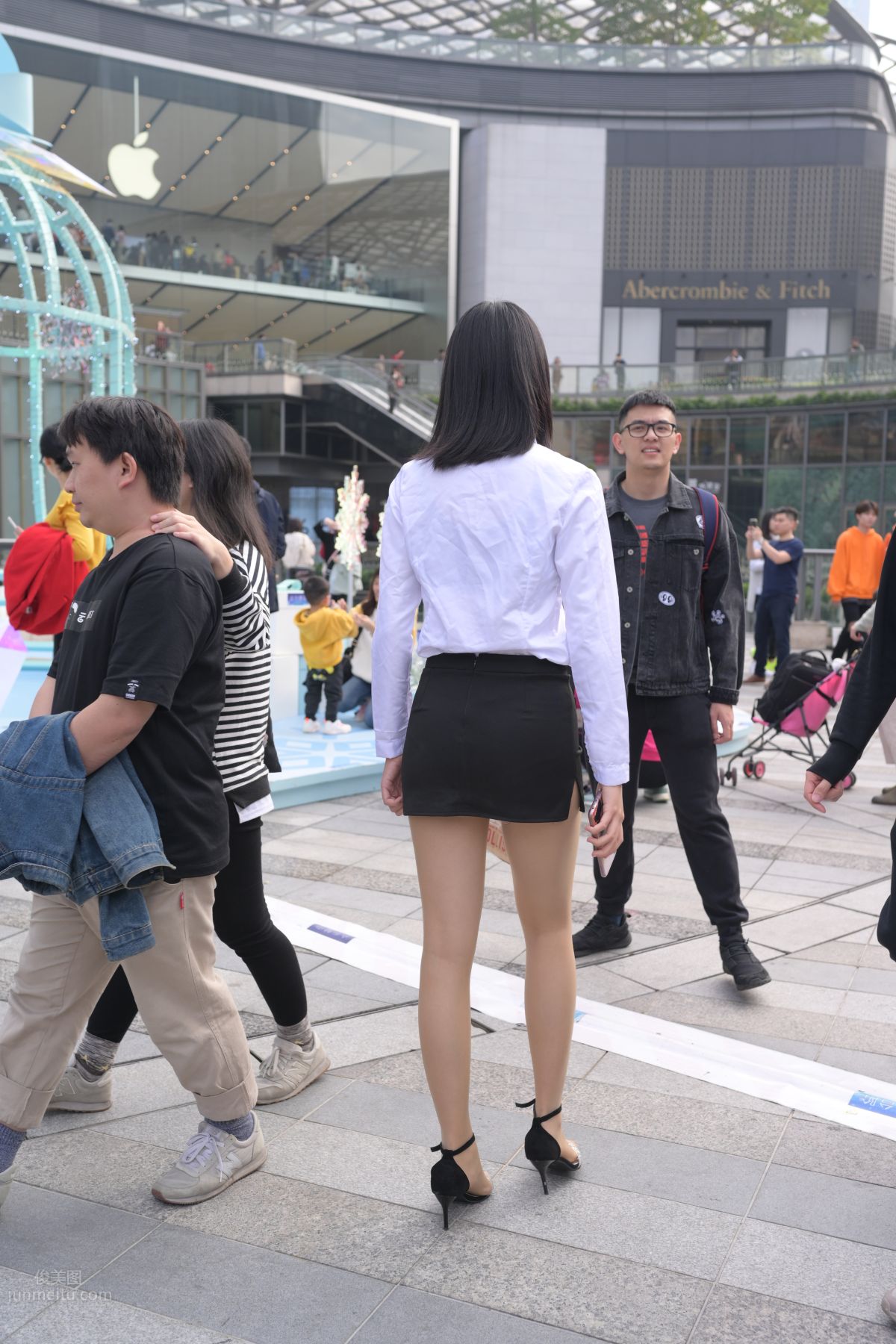 [魔鏡街拍] 084 程生街拍-商城推銷美女長腿肉絲制服 375