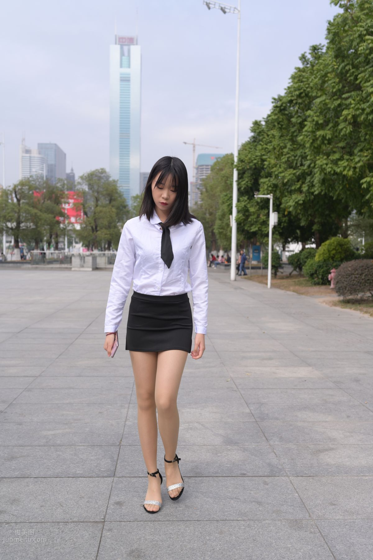 [魔鏡街拍] 084 程生街拍-商城推銷美女長腿肉絲制服 265