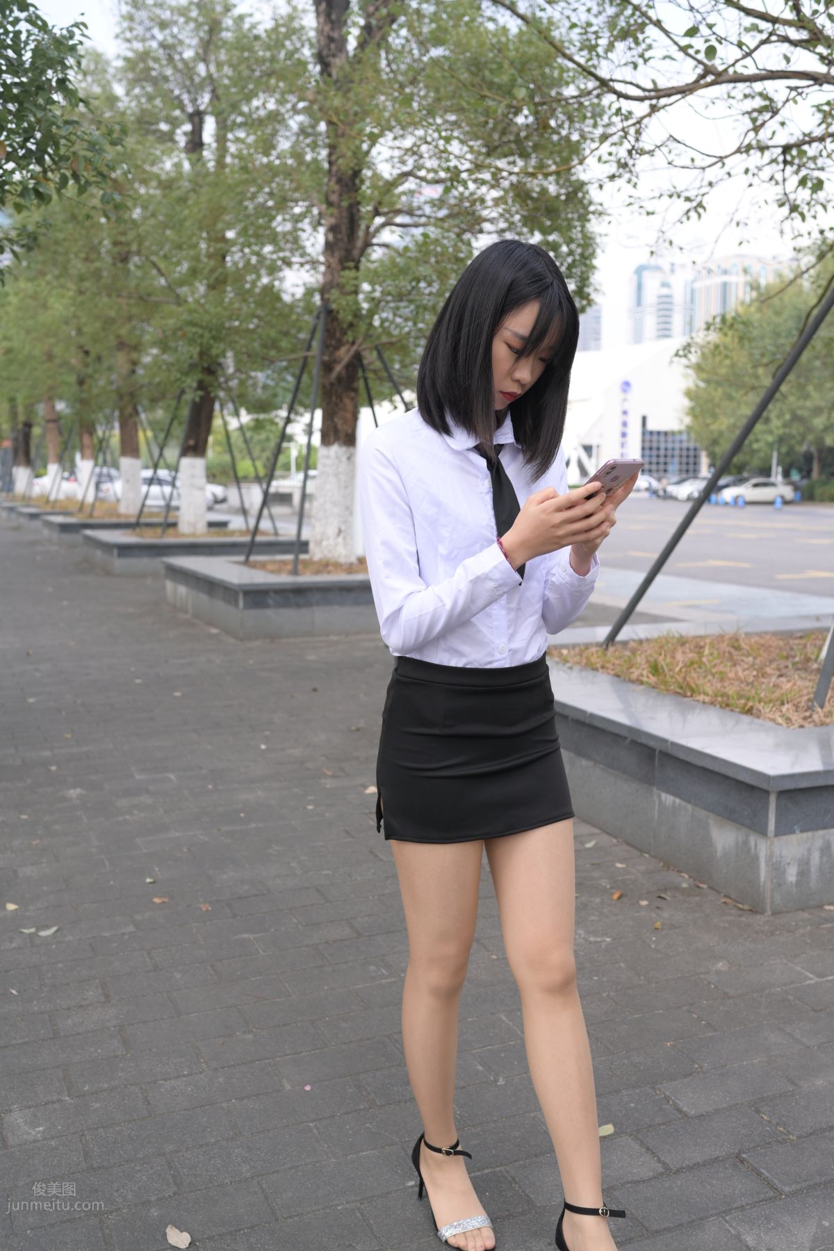 [魔鏡街拍] 084 程生街拍-商城推銷美女長腿肉絲制服 256