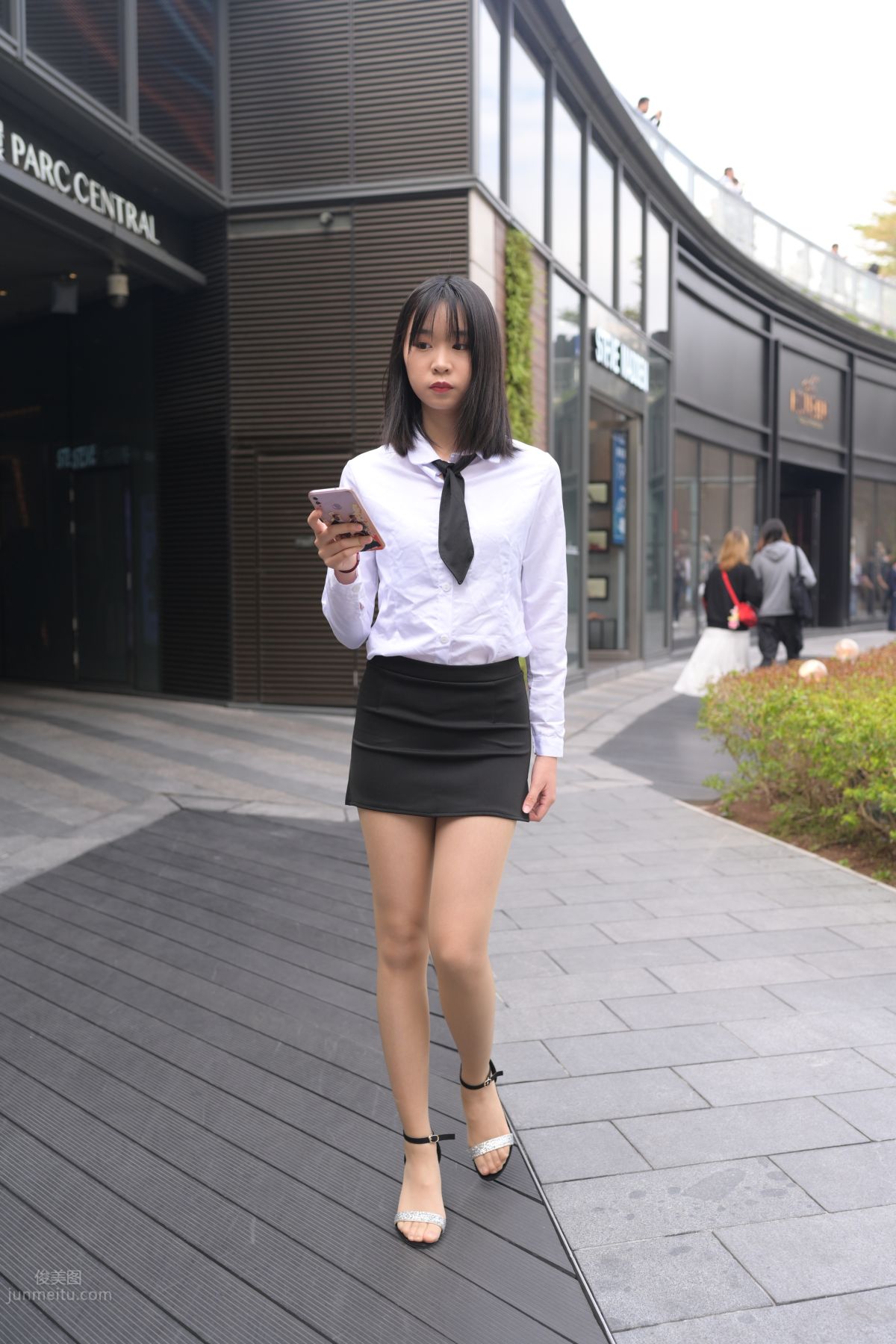 [魔鏡街拍] 084 程生街拍-商城推銷美女長腿肉絲制服 407