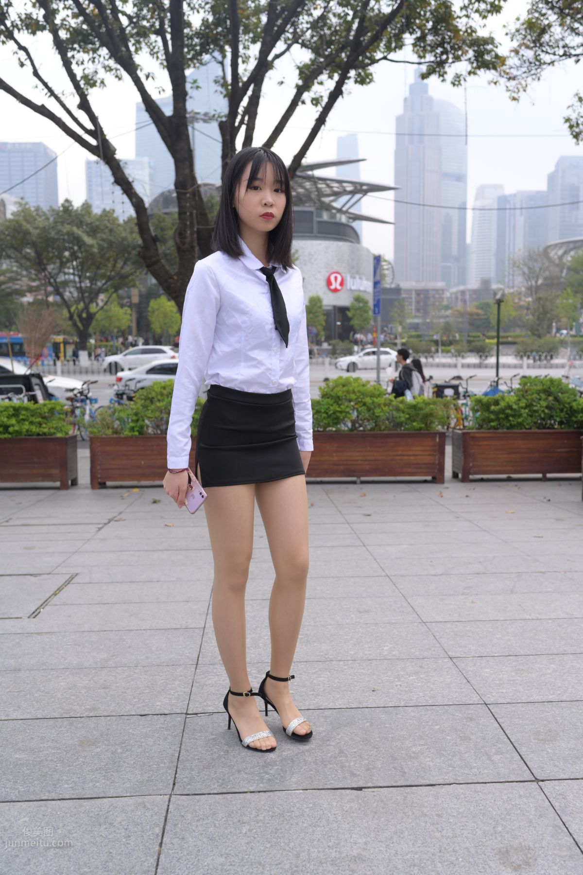 [魔鏡街拍] 084 程生街拍-商城推銷美女長腿肉絲制服 299
