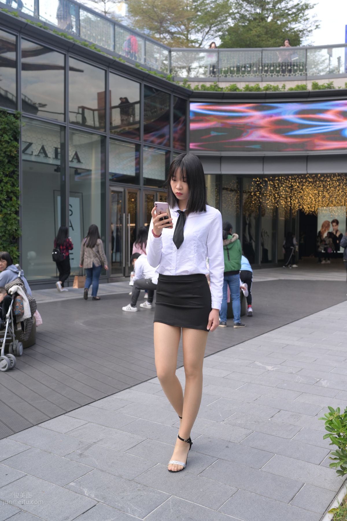 [魔鏡街拍] 084 程生街拍-商城推銷美女長腿肉絲制服 356