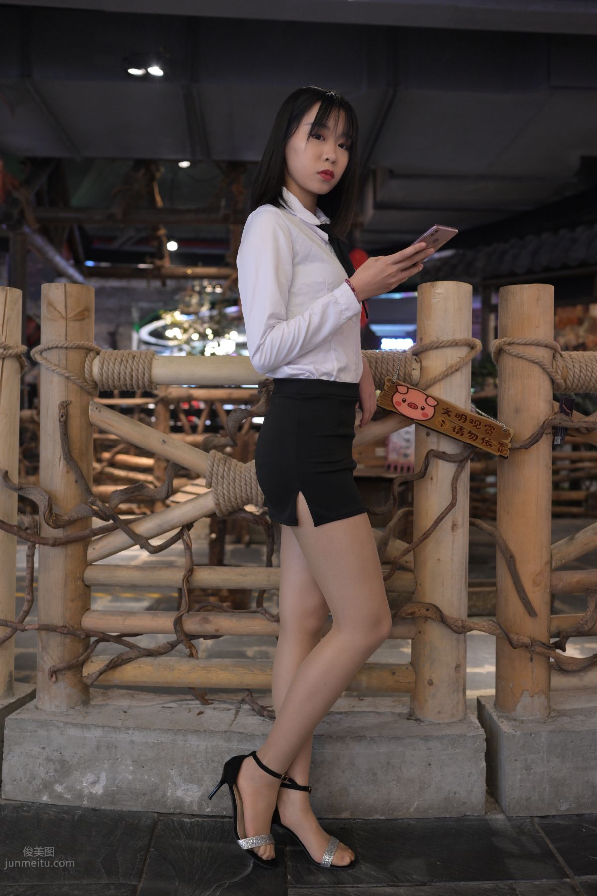 [魔鏡街拍] 084 程生街拍-商城推銷美女長腿肉絲制服 306