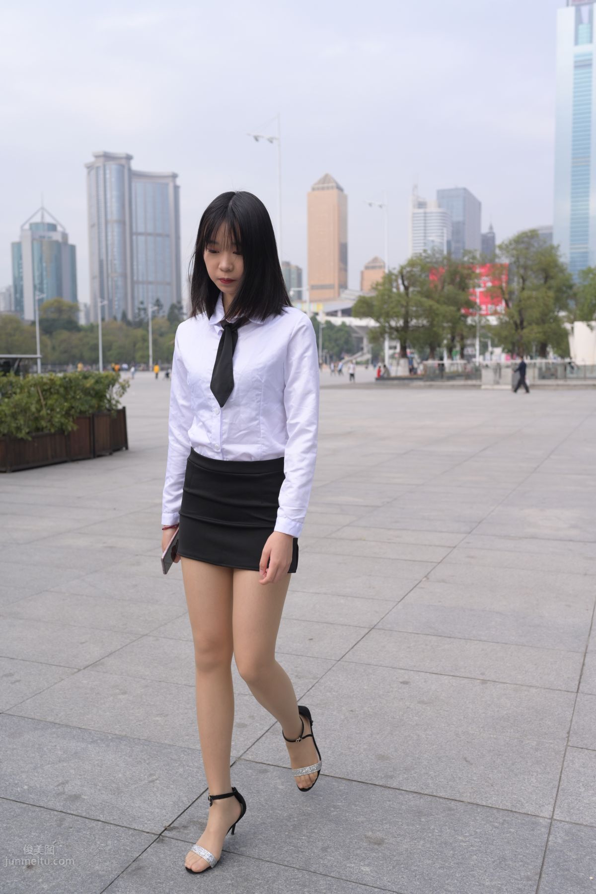 [魔鏡街拍] 084 程生街拍-商城推銷美女長腿肉絲制服 276