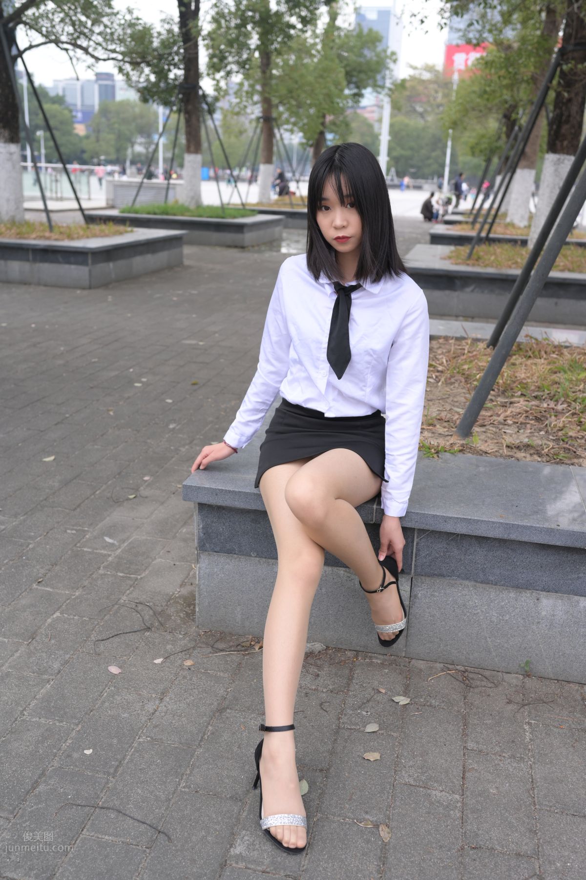 [魔鏡街拍] 084 程生街拍-商城推銷美女長腿肉絲制服 169