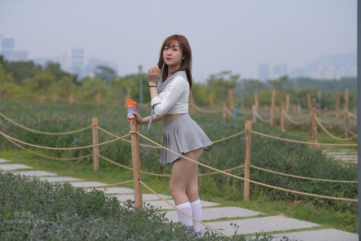 [魔鏡街拍] 095 性感動人的小百褶裙美女 1