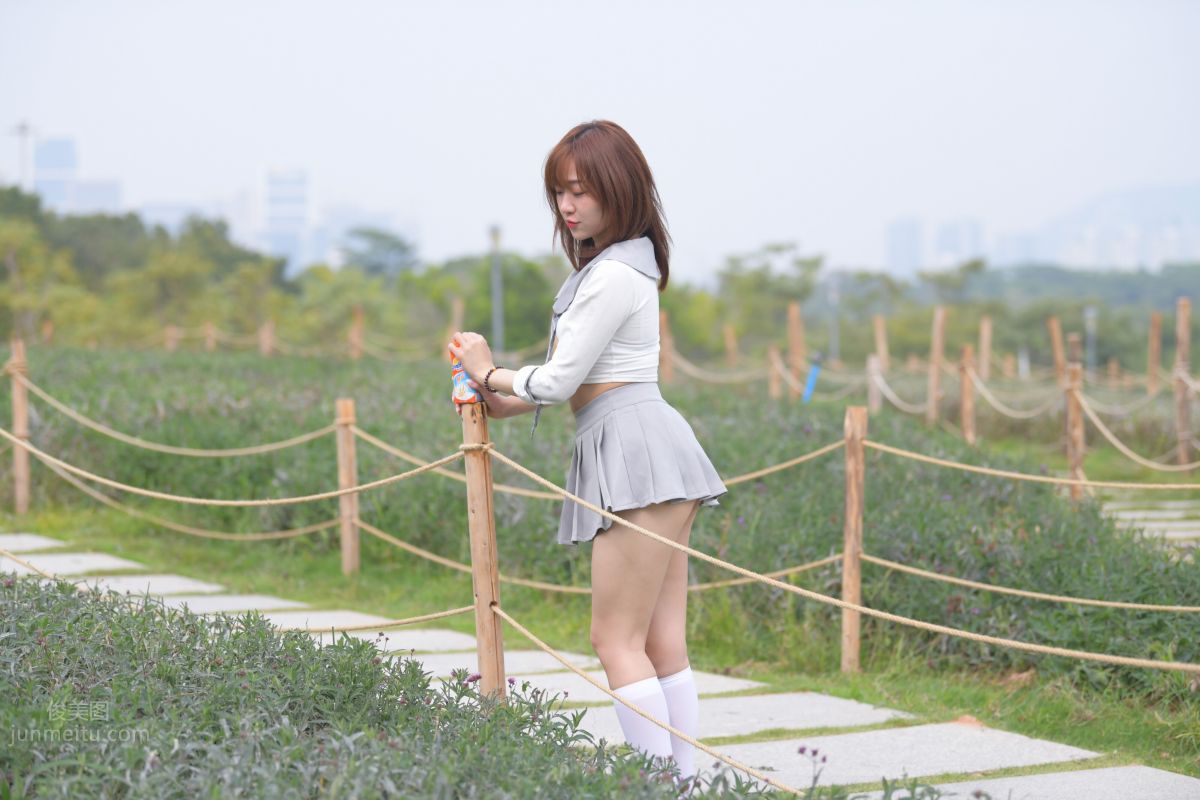 [魔鏡街拍] 095 性感動人的小百褶裙美女 4