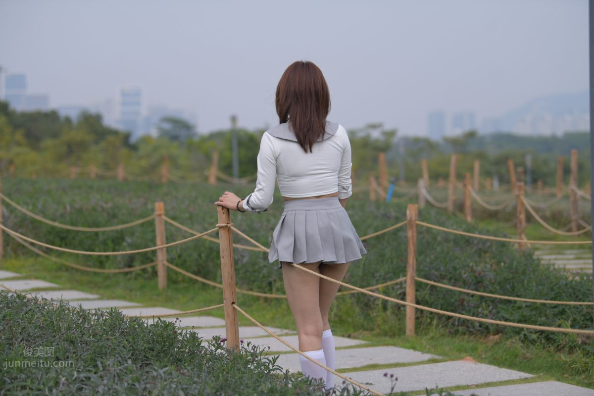 [魔鏡街拍] 095 性感動人的小百褶裙美女 9