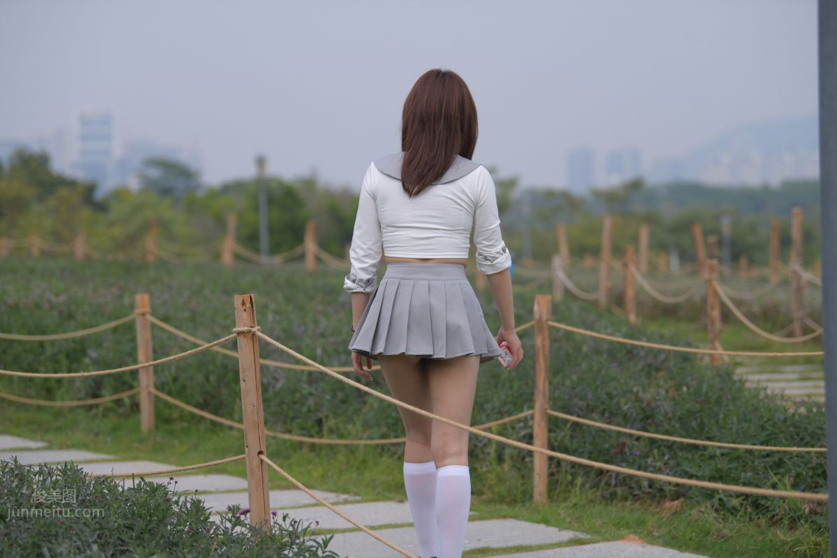 [魔鏡街拍] 095 性感動人的小百褶裙美女 11