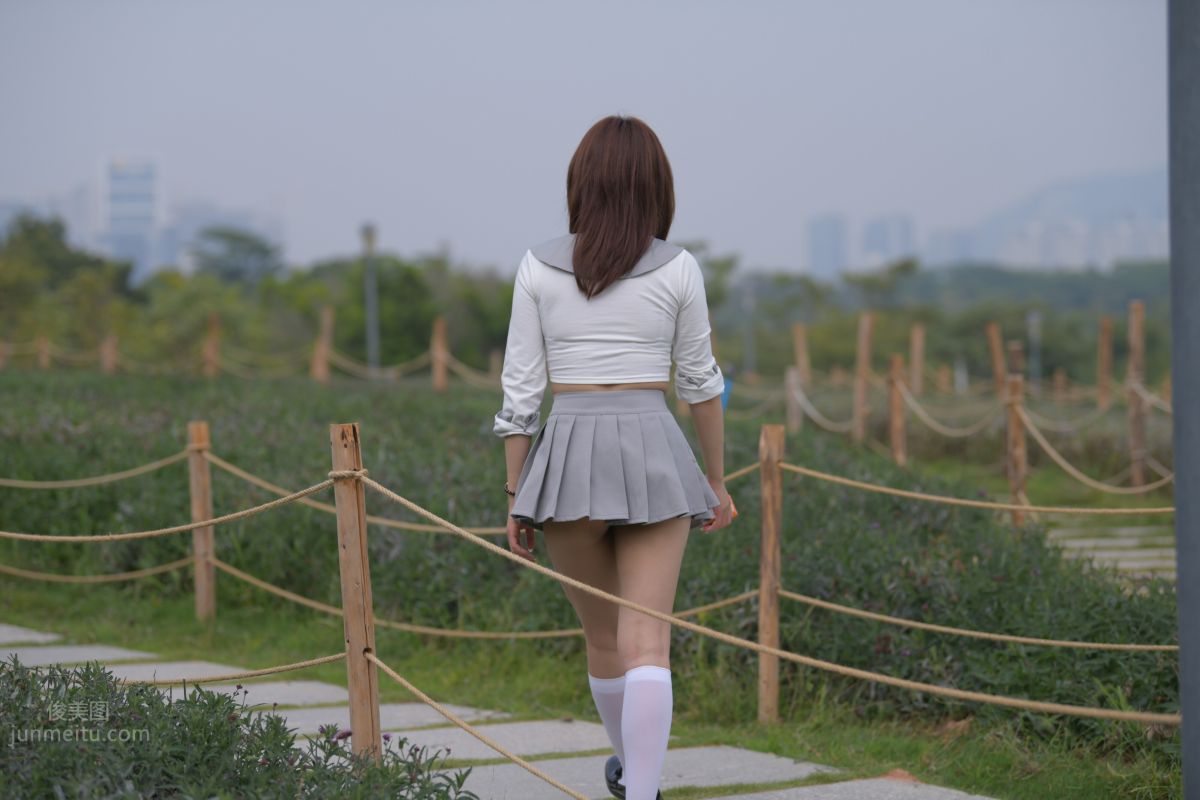 [魔鏡街拍] 095 性感動人的小百褶裙美女 12