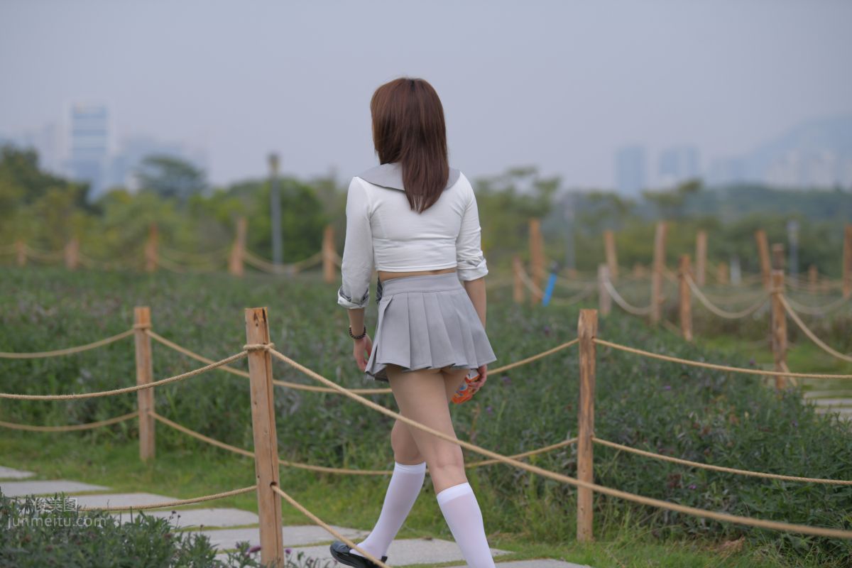 [魔鏡街拍] 095 性感動人的小百褶裙美女 14