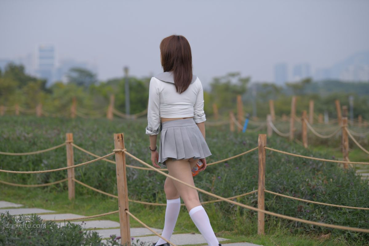 [魔鏡街拍] 095 性感動人的小百褶裙美女 15