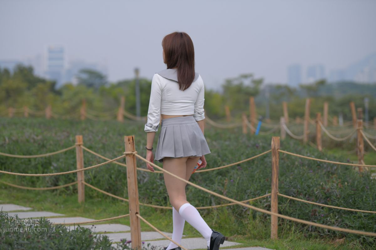 [魔鏡街拍] 095 性感動人的小百褶裙美女 16