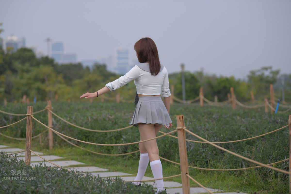 [魔鏡街拍] 095 性感動人的小百褶裙美女 18