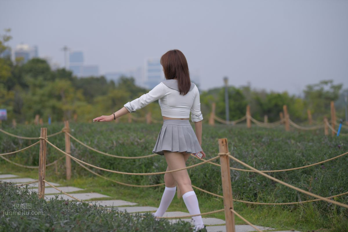 [魔鏡街拍] 095 性感動人的小百褶裙美女 19