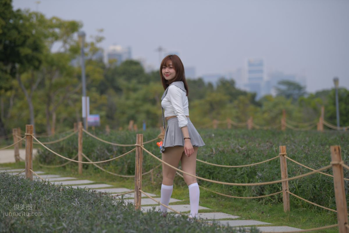 [魔鏡街拍] 095 性感動人的小百褶裙美女 30