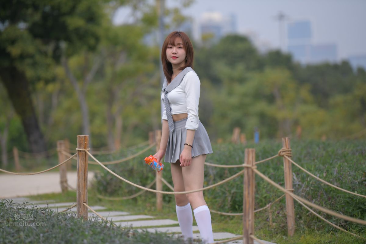 [魔鏡街拍] 095 性感動人的小百褶裙美女 36
