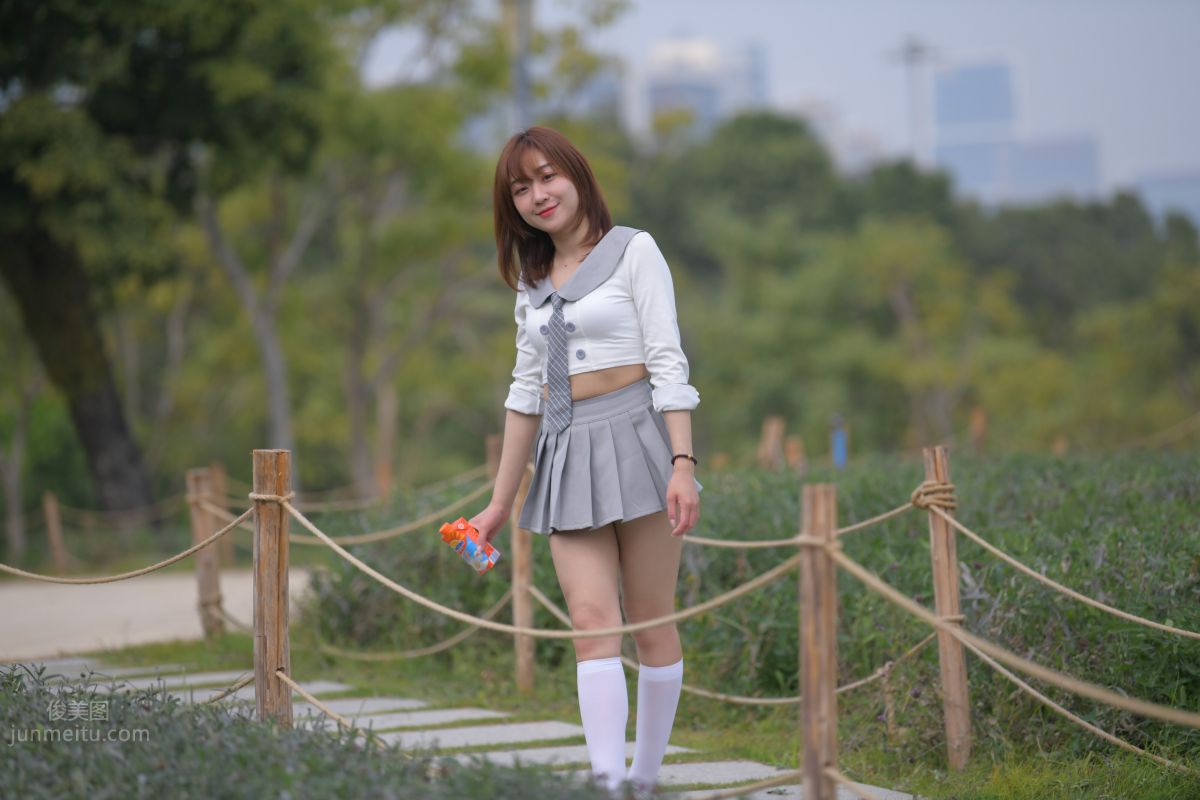 [魔鏡街拍] 095 性感動人的小百褶裙美女 40