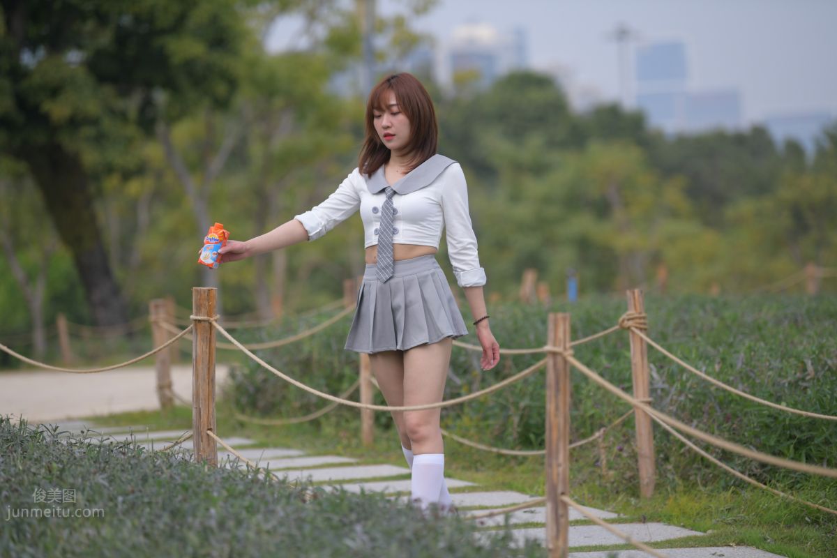 [魔鏡街拍] 095 性感動人的小百褶裙美女 47