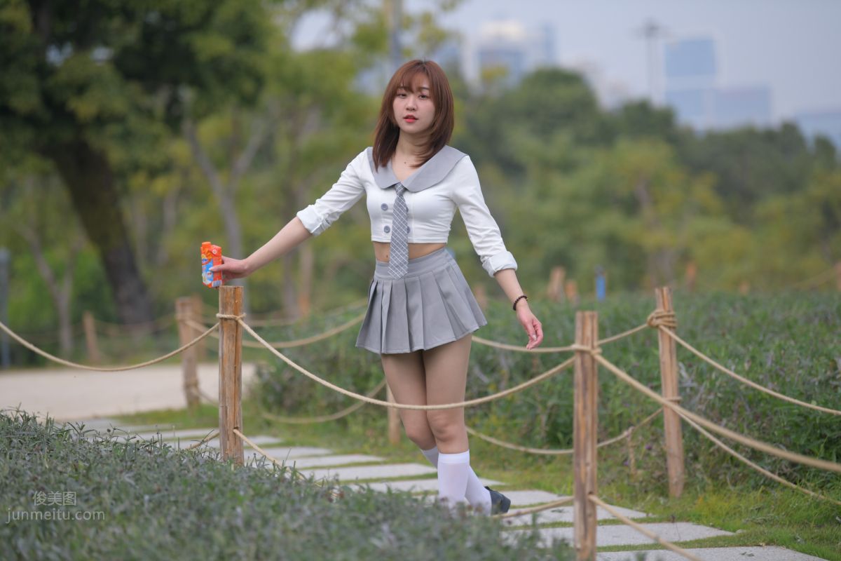 [魔鏡街拍] 095 性感動人的小百褶裙美女 48