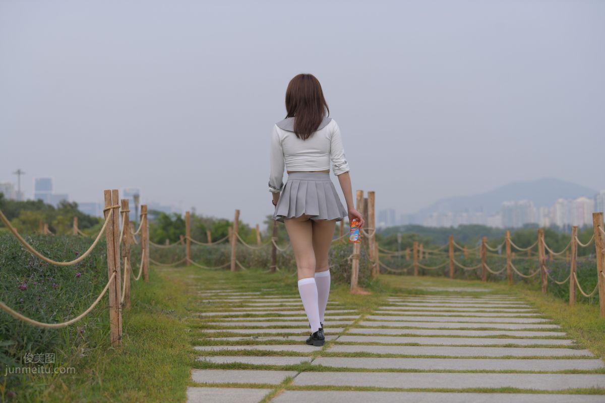 [魔鏡街拍] 095 性感動人的小百褶裙美女 70