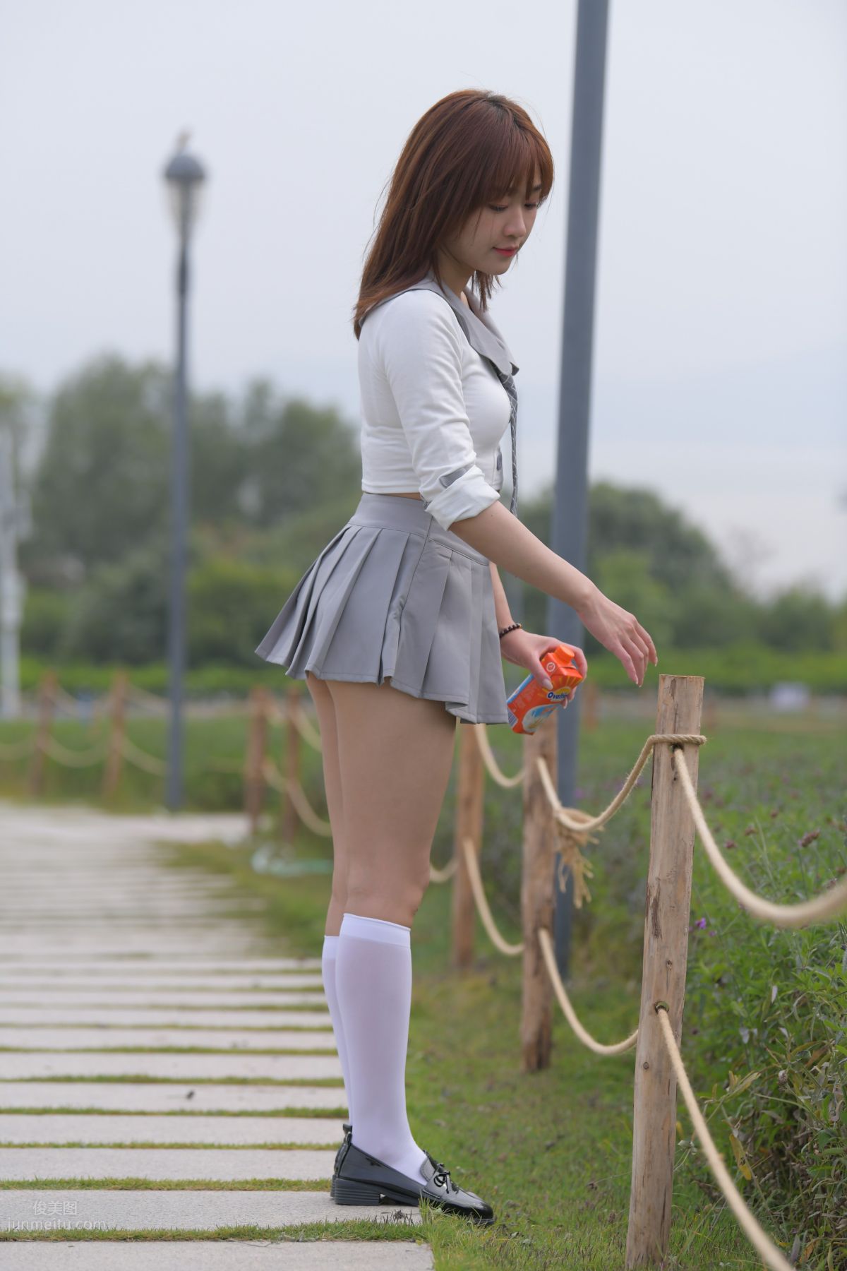 [魔鏡街拍] 095 性感動人的小百褶裙美女 101