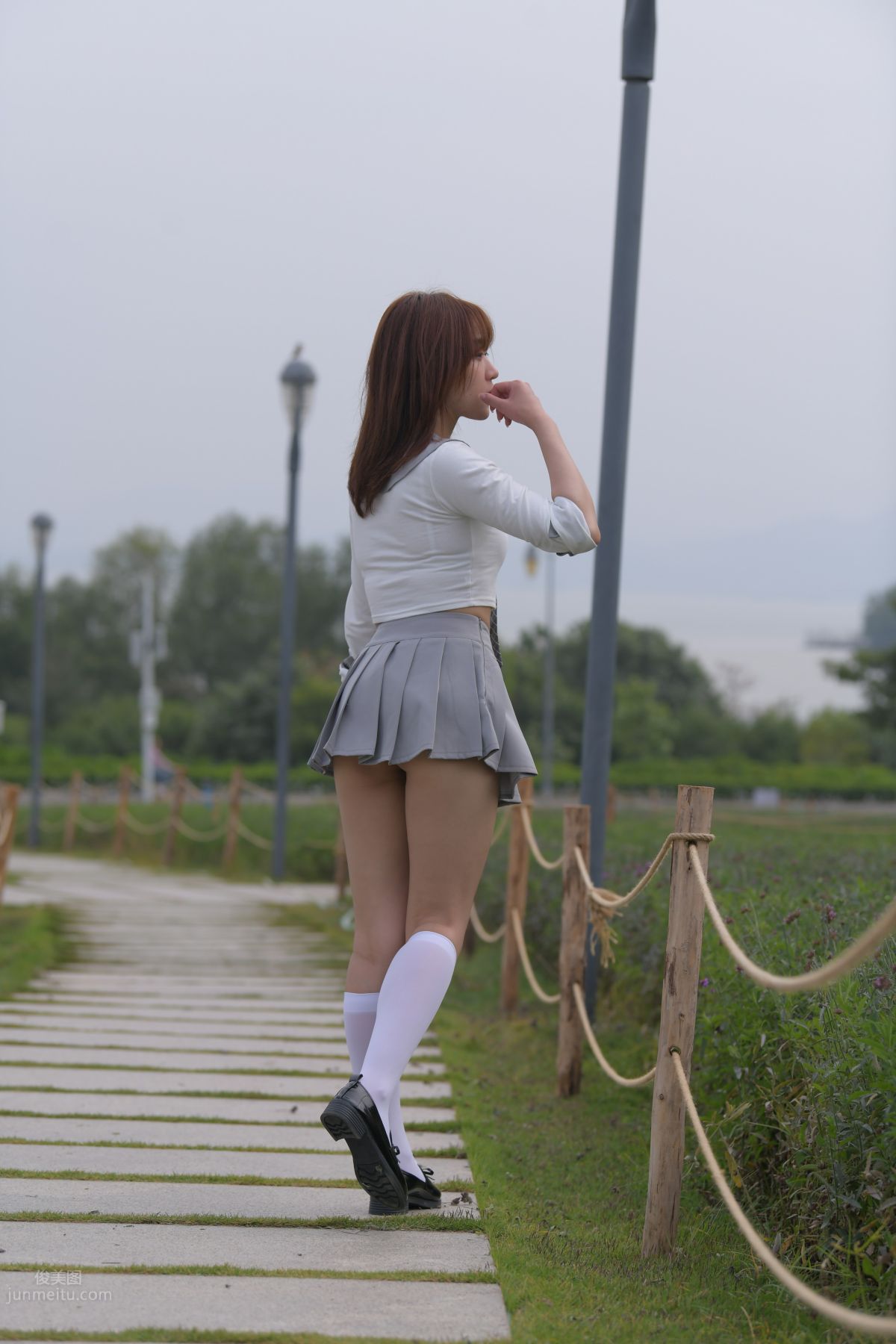 [魔鏡街拍] 095 性感動人的小百褶裙美女 102