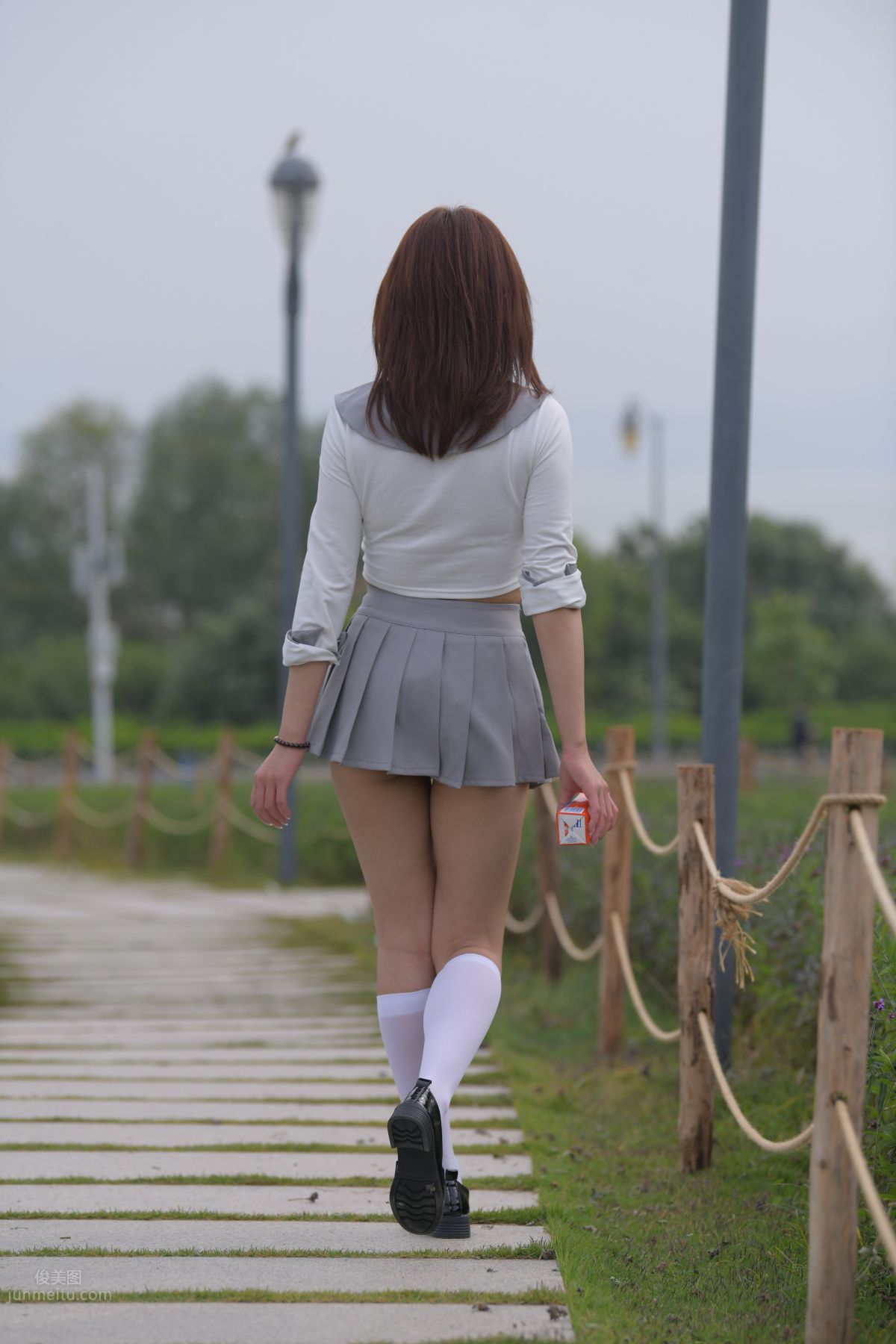 [魔鏡街拍] 095 性感動人的小百褶裙美女 109