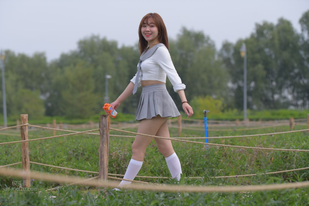 [魔鏡街拍] 095 性感動人的小百褶裙美女 124