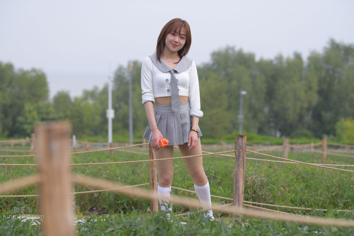 [魔鏡街拍] 095 性感動人的小百褶裙美女 126