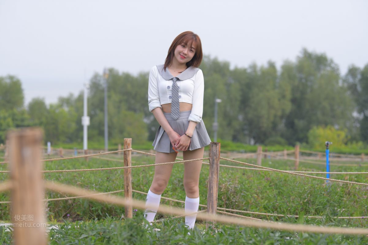 [魔鏡街拍] 095 性感動人的小百褶裙美女 130