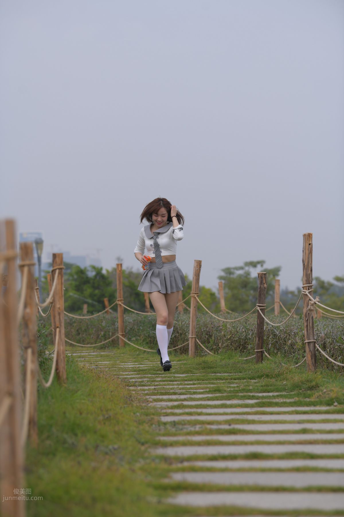[魔鏡街拍] 095 性感動人的小百褶裙美女 171