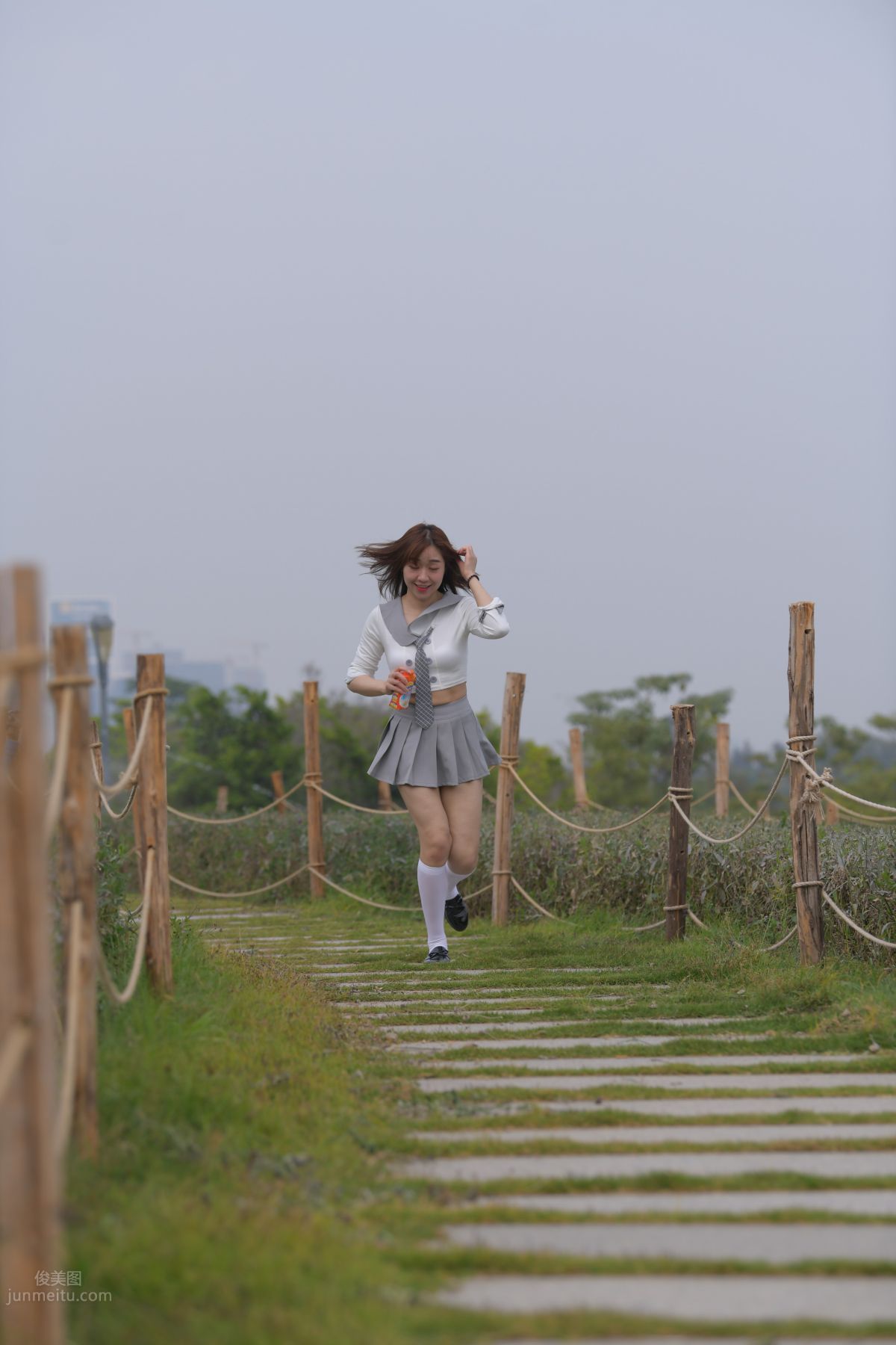 [魔鏡街拍] 095 性感動人的小百褶裙美女 172