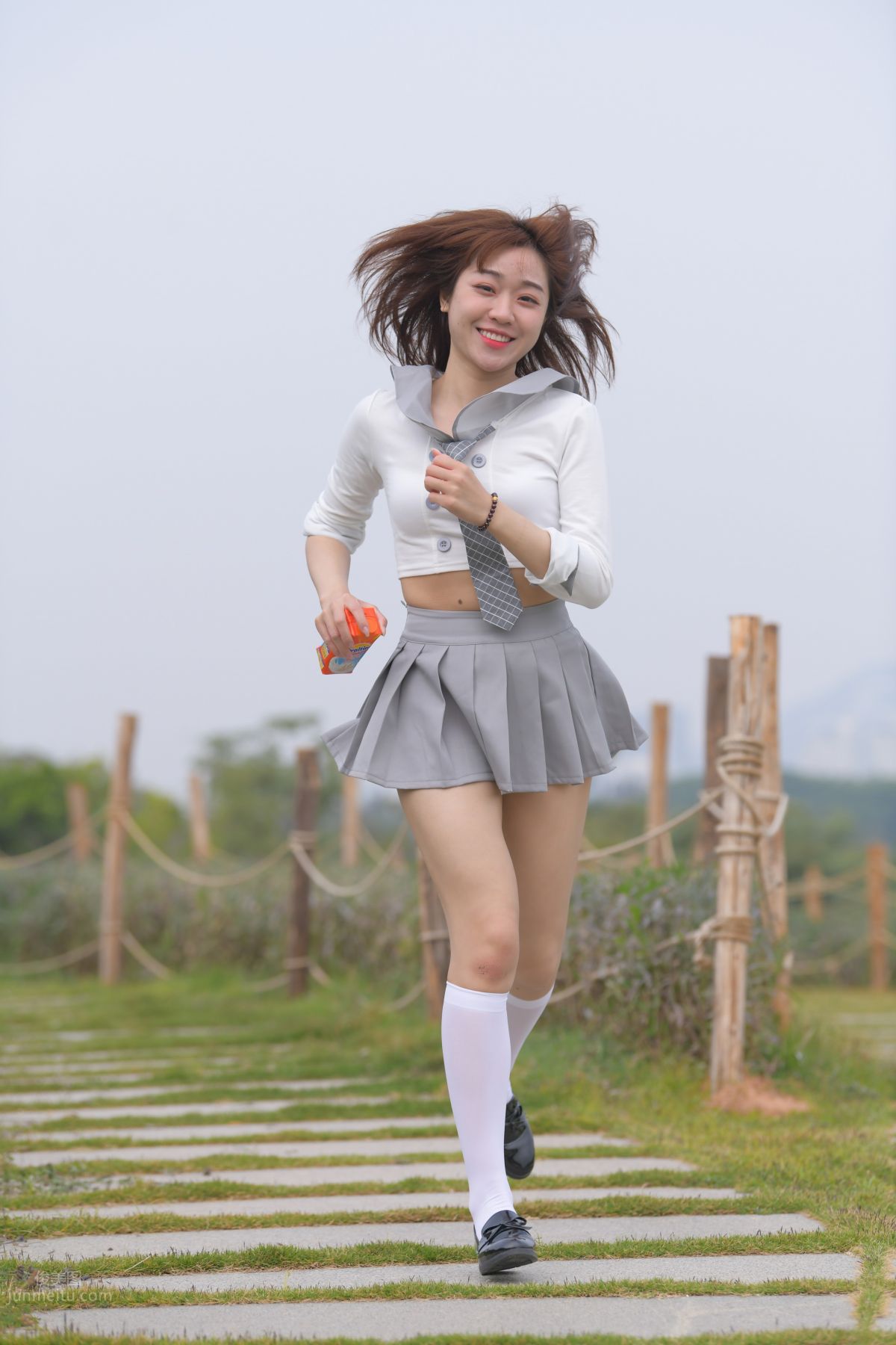 [魔鏡街拍] 095 性感動人的小百褶裙美女 180