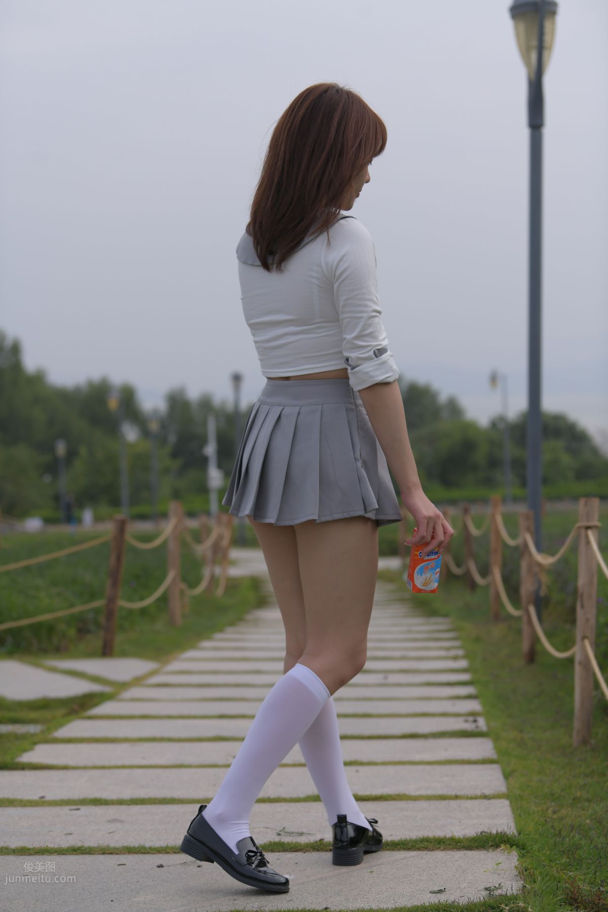 [魔鏡街拍] 095 性感動人的小百褶裙美女 184
