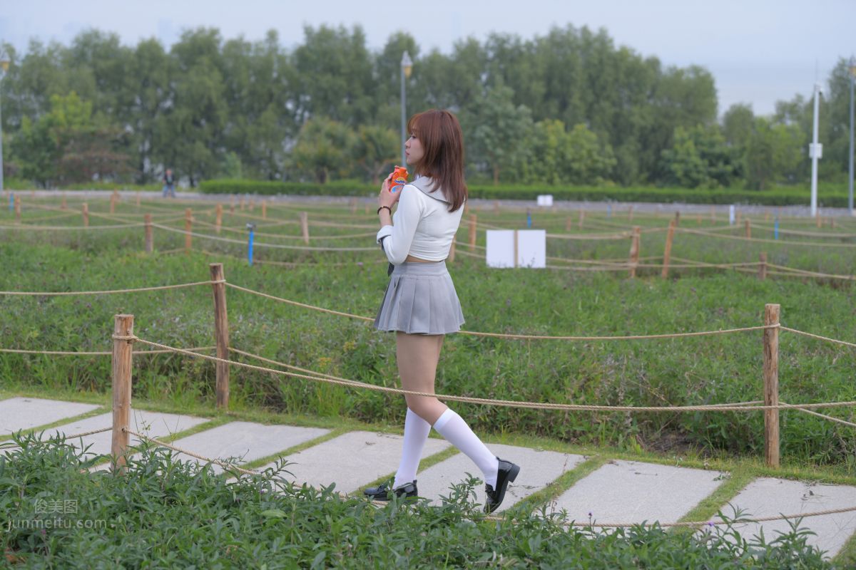 [魔鏡街拍] 095 性感動人的小百褶裙美女 230