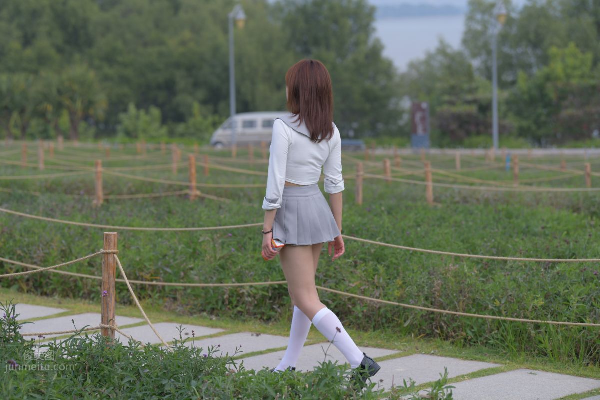 [魔鏡街拍] 095 性感動人的小百褶裙美女 240