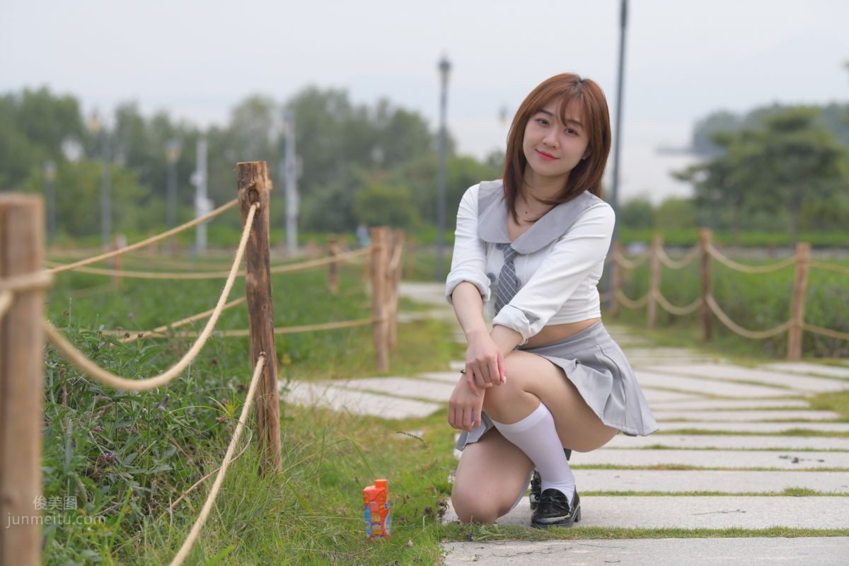 [魔鏡街拍] 095 性感動人的小百褶裙美女 245