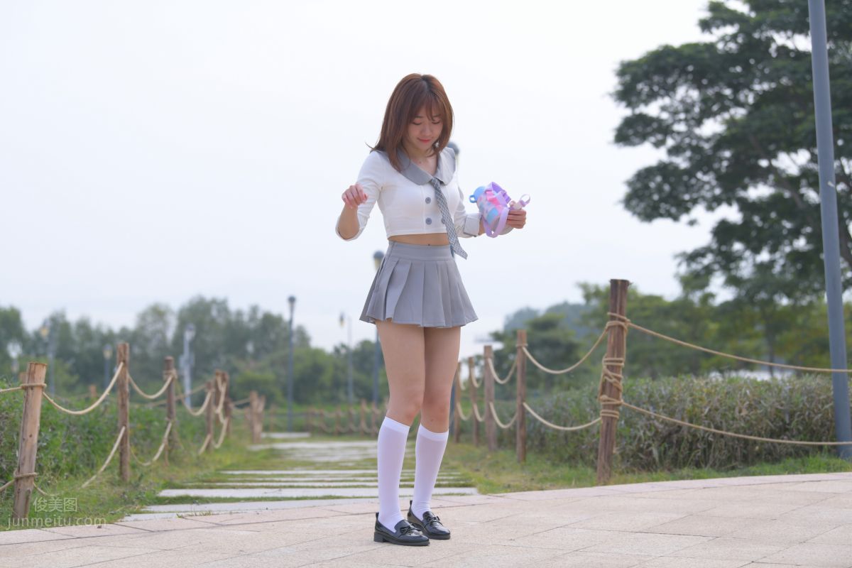 [魔鏡街拍] 095 性感動人的小百褶裙美女 299