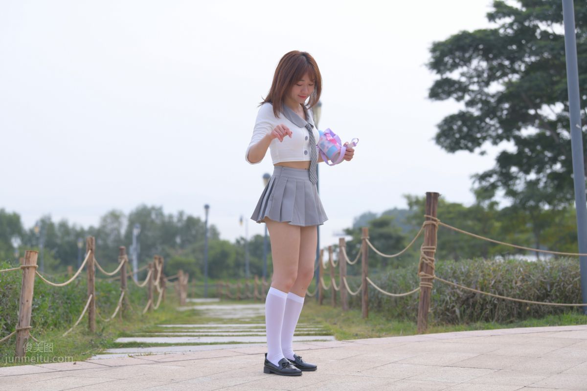 [魔鏡街拍] 095 性感動人的小百褶裙美女 300