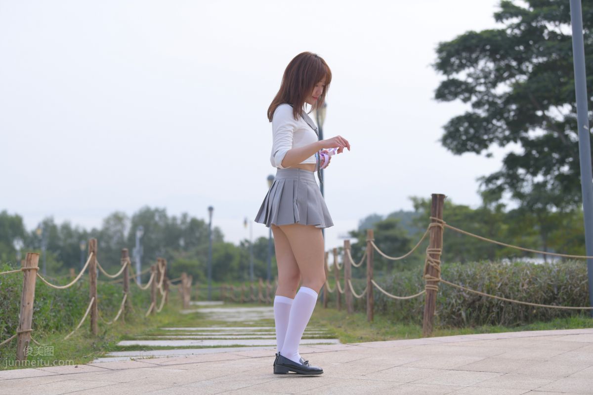 [魔鏡街拍] 095 性感動人的小百褶裙美女 301