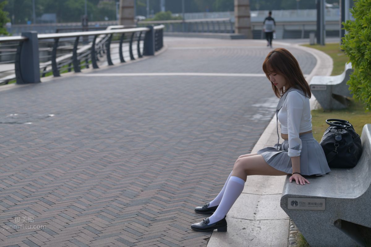 [魔鏡街拍] 095 性感動人的小百褶裙美女 332