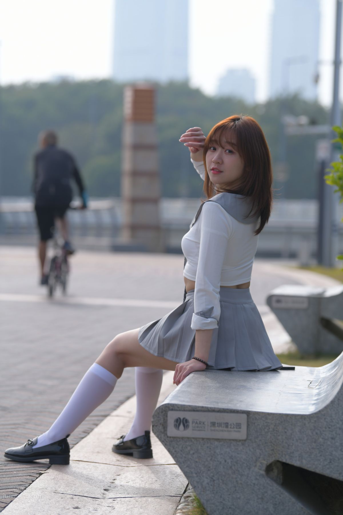 [魔鏡街拍] 095 性感動人的小百褶裙美女 348