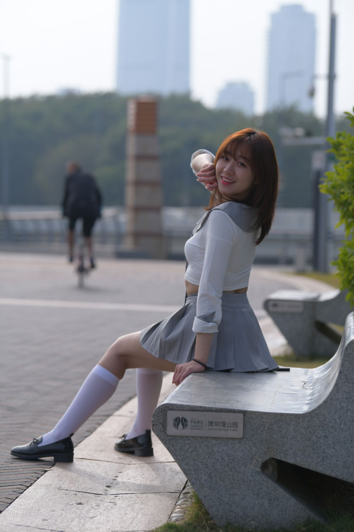 [魔鏡街拍] 095 性感動人的小百褶裙美女 350