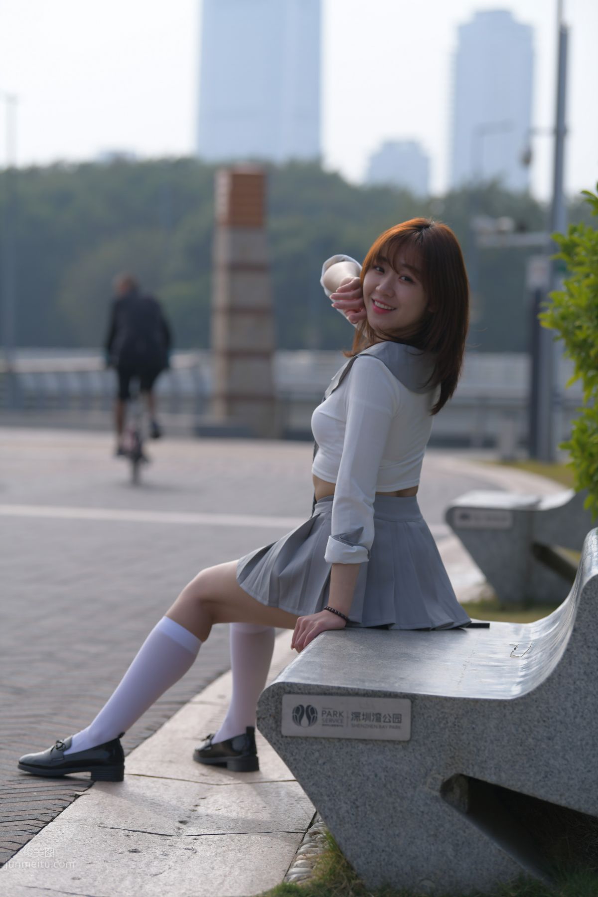 [魔鏡街拍] 095 性感動人的小百褶裙美女 351