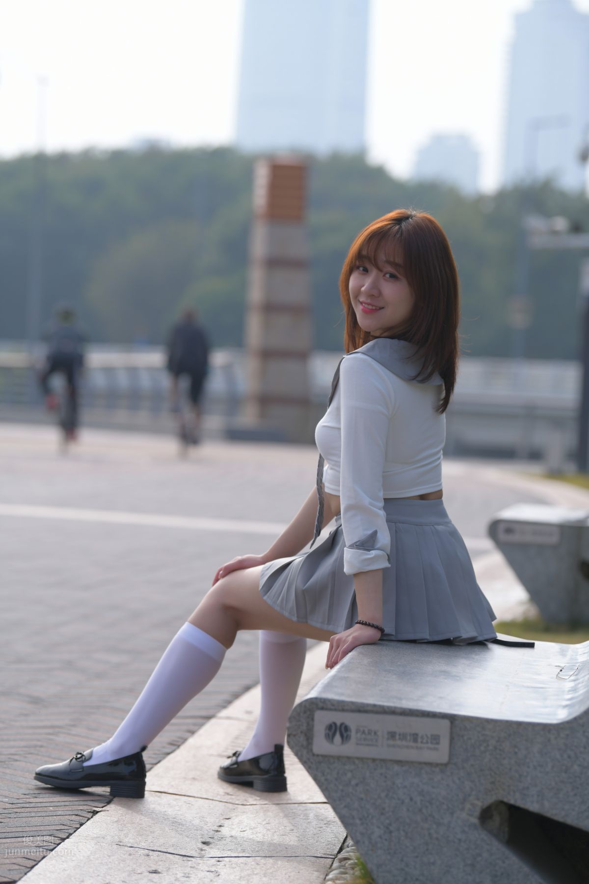 [魔鏡街拍] 095 性感動人的小百褶裙美女 352