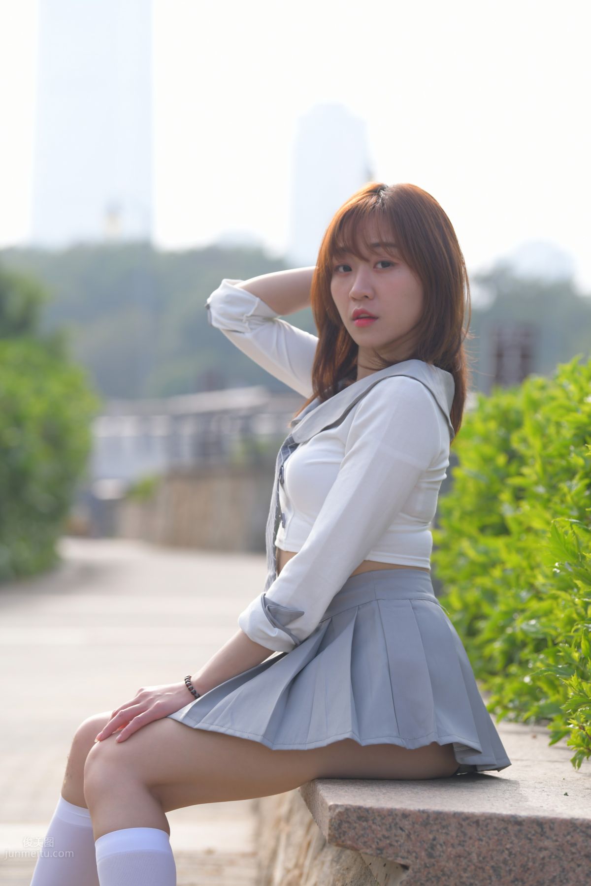 [魔鏡街拍] 095 性感動人的小百褶裙美女 360