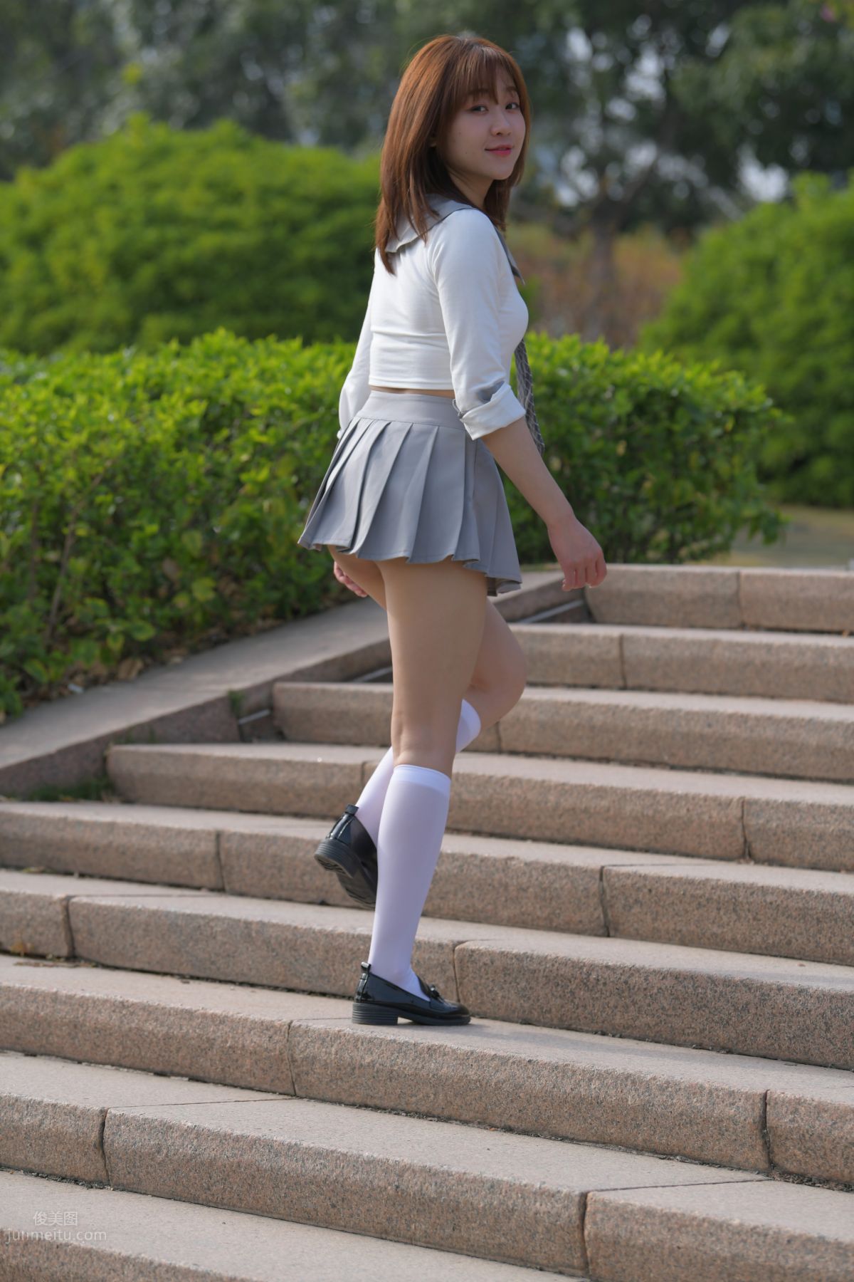 [魔鏡街拍] 095 性感動人的小百褶裙美女 372