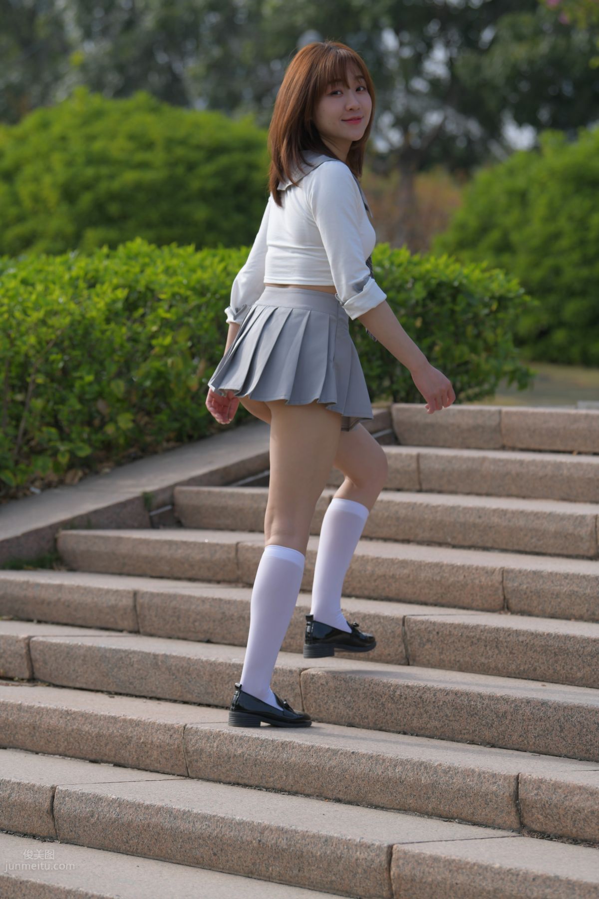 [魔鏡街拍] 095 性感動人的小百褶裙美女 373