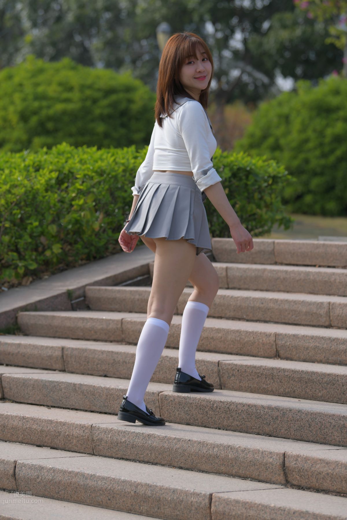 [魔鏡街拍] 095 性感動人的小百褶裙美女 374